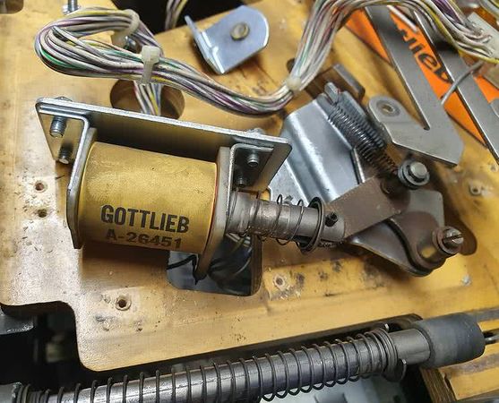 Bobine de l'éjecteur de bille d'un flipper Gottlieb Premier Gladiators