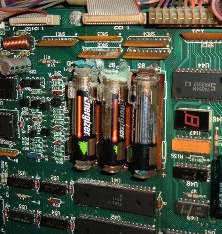 Carte électronique CPU d'un flipper Williams System 11, oxydation et piles