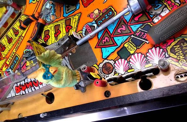 Démontage et nettoyage du plateau d'un flipper Williams Flintstones