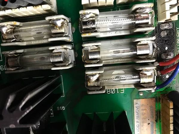 Flipper, fusibles et connecteurs électriques endommagés
