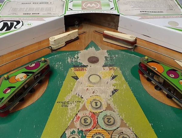 Plateau endommagé d'un flipper électromécanique Williams Star Pool