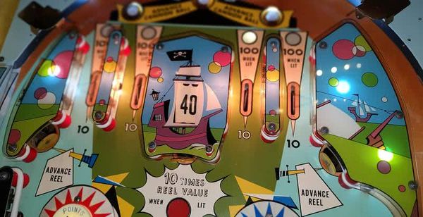 Plateau restauré d'un flipper EM Williams Jolly Roger