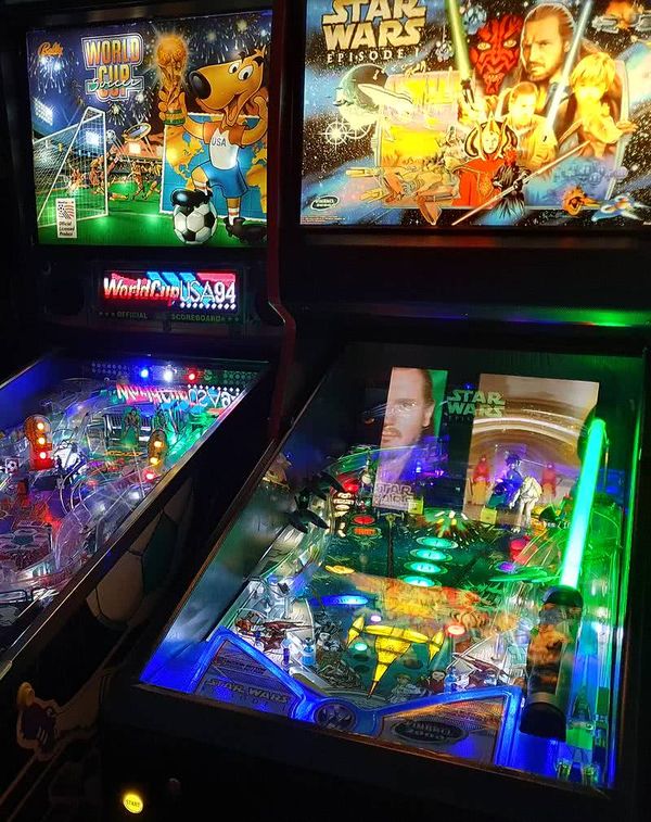 Salle de jeux, flippers électroniques